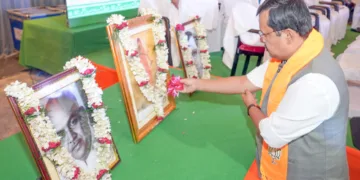 കൊല്ക്കത്തയില് ബിജെപിയുടെ തെരഞ്ഞെടുപ്പ് പ്രചരണ പരിപാടിയില് പങ്കെടുക്കാനെത്തിയ ബിജെപി ദേശീയ അധ്യക്ഷന് നിതിന് നബിന് ഭാരതാംബയുടെ ചിത്രത്തില് പുഷ്പാര്ച്ചന നടത്തുന്നു