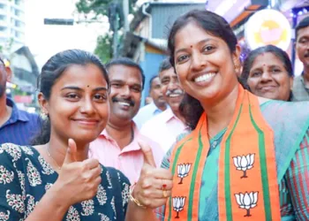 നവ്യ ഹരിദാസ് പ്രചാരണത്തിനിടെ