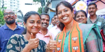 നവ്യ ഹരിദാസ് പ്രചാരണത്തിനിടെ