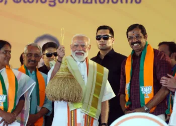 കേരളത്തിന്റെ നെല്ലറയായ പാലക്കാടെത്തിയ പ്രധാനമന്ത്രിയെ നെല്ക്കതിര് നല്കി സ്വീകരിക്കുന്നു. ശോഭാ സുരേന്ദ്രന്, ഇ. കൃഷ്ണദാസ്, സി. കൃഷ്ണകുമാര്, എം.ടി. രമേശ് സമീപം