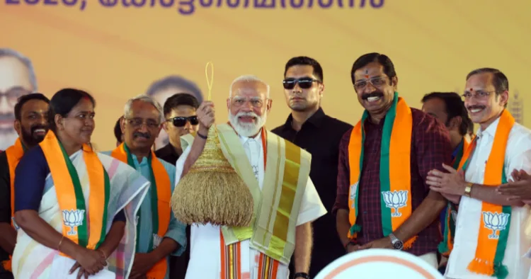 കേരളത്തിന്റെ നെല്ലറയായ പാലക്കാടെത്തിയ പ്രധാനമന്ത്രിയെ നെല്ക്കതിര് നല്കി സ്വീകരിക്കുന്നു. ശോഭാ സുരേന്ദ്രന്, ഇ. കൃഷ്ണദാസ്, സി. കൃഷ്ണകുമാര്, എം.ടി. രമേശ് സമീപം