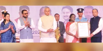 മഹാരാഷ്ട്രയില്‍ നടന്ന ദേശീയ ആരോഗ്യ സമ്മേളനില്‍ രാഷ്ട്രപതി ദ്രൗപദി മുര്‍മുവില്‍ നിന്ന് കോട്ടക്കല്‍ ആര്യവൈദ്യശാല മാനേജിങ് ട്രസ്റ്റി ഡോ. പി.എം. വാരിയര്‍ ആയുര്‍വേദ ഗൗരവ് സമ്മാന്‍ പുരസ്‌കാരം സ്വീകരിക്കുന്നു