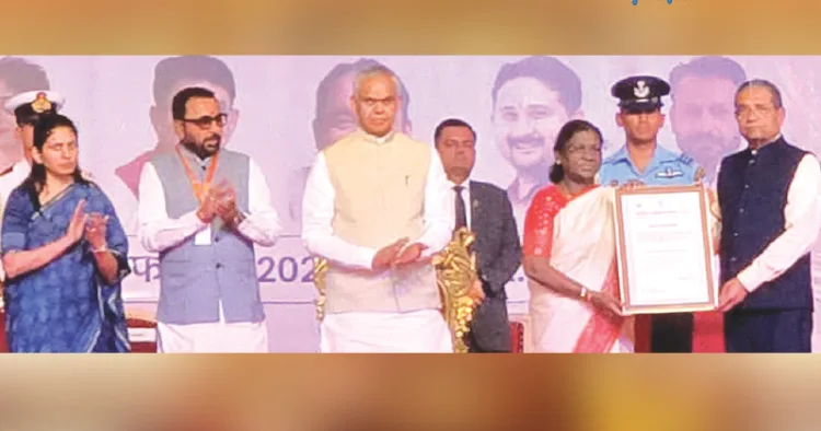 മഹാരാഷ്ട്രയില് നടന്ന ദേശീയ ആരോഗ്യ സമ്മേളനില് രാഷ്ട്രപതി ദ്രൗപദി മുര്മുവില് നിന്ന് കോട്ടക്കല് ആര്യവൈദ്യശാല മാനേജിങ് ട്രസ്റ്റി ഡോ. പി.എം. വാരിയര് ആയുര്വേദ ഗൗരവ് സമ്മാന് പുരസ്കാരം സ്വീകരിക്കുന്നു