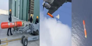 ആകാശത്ത് നിന്നും കടലിലേക്ക് വിമാനത്തില്‍ നിന്നും ഇട്ടുകൊടുക്കാവുന്ന ചെറിയ കണ്ടെയ്നറായ എഡിസി-150 (ഇടത്ത്) വിമാനത്തില്‍ നിന്നും എഡിസി150 കടലിലേക്ക് ഇട്ടുകൊടുക്കുന്നു (നടുവില്‍) കടലിലേക്ക് വീഴുന്ന എഡിസി 150 (വലത്ത്)