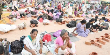 ആറ്റുകാലമ്മയ്ക്ക് പൊങ്കാല അര്‍പ്പിക്കാന്‍ അടുപ്പുകൂട്ടി കാത്തിരിക്കുന്ന ഭക്തര്‍. ക്ഷേത്രനടയില്‍ നിന്നുള്ള ദൃശ്യം