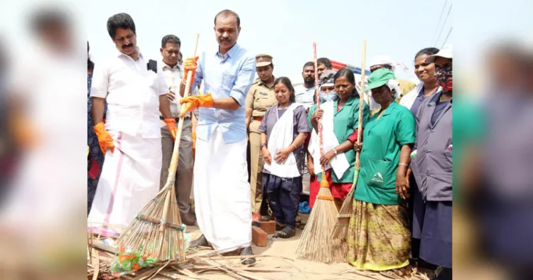 ആറ്റുകാല്‍ പൊങ്കാലയ്ക്ക് ശേഷം നഗരം ശുചീകരിക്കുന്ന പ്രവര്‍ത്തികളുടെ ഉദ്ഘാടനം മേയര്‍ വി.വി. രാജേഷ് നിര്‍വഹിക്കുന്നു