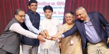 തപാല്‍ വകുപ്പിന്റെ 24 സ്പീഡ് പോസ്റ്റ്, 24 സ്പീഡ് പോസ്റ്റ് പാഴ്സല്‍, 48 സ്പീഡ് പോസ്റ്റ് സേവനങ്ങളുടെ ഉദ്ഘാടനം കേന്ദ്ര മന്ത്രി ജ്യോതിരാദിത്യ സിന്ധ്യയും സഹമന്ത്രി ചന്ദ്രശേഖര്‍ പെമ്മസാനിയും ചേര്‍ന്ന് നിര്‍വഹിച്ചപ്പോള്‍. ഡയറക്ടര്‍ ജനറല്‍ ജിതേന്ദ്ര ഗുപ്ത, സെക്രട്ടറി (പോസ്റ്റ്സ്) വന്ദിത കൗള്‍, ഹര്‍പ്രീത് സിങ് എന്നിവര്‍ സമീപം