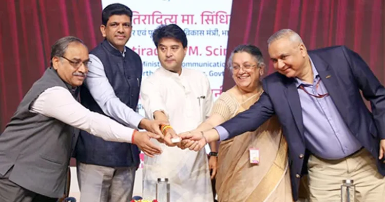 തപാല്‍ വകുപ്പിന്റെ 24 സ്പീഡ് പോസ്റ്റ്, 24 സ്പീഡ് പോസ്റ്റ് പാഴ്സല്‍, 48 സ്പീഡ് പോസ്റ്റ് സേവനങ്ങളുടെ ഉദ്ഘാടനം കേന്ദ്ര മന്ത്രി ജ്യോതിരാദിത്യ സിന്ധ്യയും സഹമന്ത്രി ചന്ദ്രശേഖര്‍ പെമ്മസാനിയും ചേര്‍ന്ന് നിര്‍വഹിച്ചപ്പോള്‍. ഡയറക്ടര്‍ ജനറല്‍ ജിതേന്ദ്ര ഗുപ്ത, സെക്രട്ടറി (പോസ്റ്റ്സ്) വന്ദിത കൗള്‍, ഹര്‍പ്രീത് സിങ് എന്നിവര്‍ സമീപം