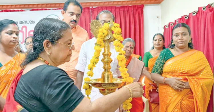 കരുനാഗപ്പള്ളിയിലെ എന്‍ഡിഎ സ്ഥാനാര്‍ത്ഥി വി.എസ്. ജിതിന്‍ദേവിന്റെ തെരഞ്ഞെടുപ്പ് പ്രചാരണാര്‍ഥം മഹിളാമോര്‍ച്ച സംഘടിപ്പിച്ച മഹിളാസംഗമം എസ്എന്‍ ട്രസ്റ്റ് ബോര്‍ഡംഗം പ്രീതി നടേശന്‍ ഉദ്ഘാടനം ചെയ്യുന്നു