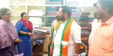 എന്‍ഡിഎ സ്ഥാനാര്‍ഥി ബി. രാധാകൃഷ്ണമേനോന്‍ വ്യാപാര സ്ഥാപനങ്ങളില്‍ വോട്ട് അഭ്യര്‍ത്ഥിച്ചപ്പോള്‍.