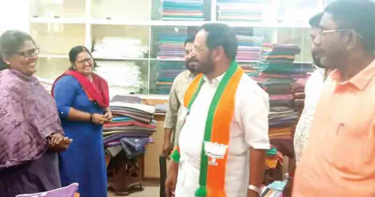 എന്‍ഡിഎ സ്ഥാനാര്‍ഥി ബി. രാധാകൃഷ്ണമേനോന്‍ വ്യാപാര സ്ഥാപനങ്ങളില്‍ വോട്ട് അഭ്യര്‍ത്ഥിച്ചപ്പോള്‍.