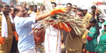 പൊങ്കാലയ്ക്കുശേഷം തിരുവനന്തപുരം കോര്‍പറേഷന്‍ മേയര്‍ വി.വി. രാജേഷ് നഗര ശുചീകരണ പ്രവര്‍ത്തനങ്ങള്‍ക്ക്
നേതൃത്വം നല്‍കുന്നു