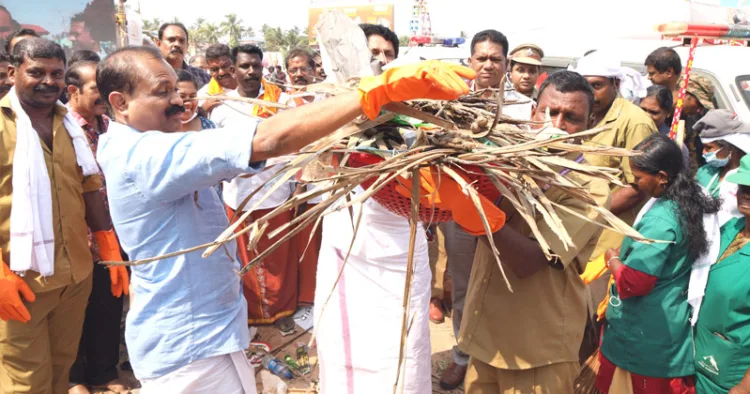 പൊങ്കാലയ്ക്കുശേഷം തിരുവനന്തപുരം കോര്‍പറേഷന്‍ മേയര്‍ വി.വി. രാജേഷ് നഗര ശുചീകരണ പ്രവര്‍ത്തനങ്ങള്‍ക്ക്
നേതൃത്വം നല്‍കുന്നു