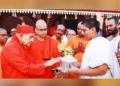 ശീരാമകൃഷ്ണ മഠത്തിന്റെയും മിഷന്റെയും അധ്യക്ഷന്‍ സ്വാമി ഗൗതമാനന്ദയെ കാലടി ശ്രീരാമകൃഷ്ണ അദ്വൈതാശ്രമ കവാടത്തില്‍ പൂര്‍ണകുംഭം നല്‍കി സ്വീകരിക്കുന്നു