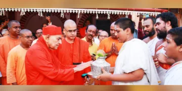 ശീരാമകൃഷ്ണ മഠത്തിന്റെയും മിഷന്റെയും അധ്യക്ഷന്‍ സ്വാമി ഗൗതമാനന്ദയെ കാലടി ശ്രീരാമകൃഷ്ണ അദ്വൈതാശ്രമ കവാടത്തില്‍ പൂര്‍ണകുംഭം നല്‍കി സ്വീകരിക്കുന്നു