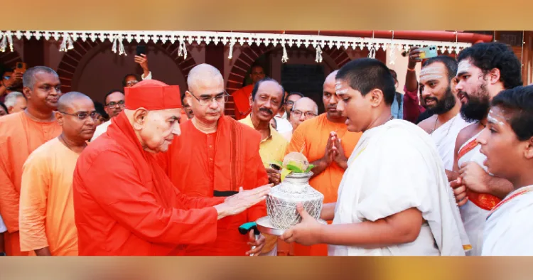 ശീരാമകൃഷ്ണ മഠത്തിന്റെയും മിഷന്റെയും അധ്യക്ഷന്‍ സ്വാമി ഗൗതമാനന്ദയെ കാലടി ശ്രീരാമകൃഷ്ണ അദ്വൈതാശ്രമ കവാടത്തില്‍ പൂര്‍ണകുംഭം നല്‍കി സ്വീകരിക്കുന്നു