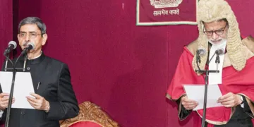 ആര്‍.എന്‍. രവി ബംഗാള്‍ ഗവര്‍ണറായി സത്യപ്രതിജ്ഞ ചെയ്യുന്നു. കൊല്‍ക്കത്ത ചീഫ് ജസ്റ്റിസ് ജസ്റ്റിസ് സുജോയ് പോള്‍ സമീപം