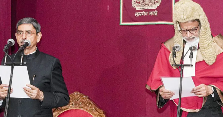 ആര്‍.എന്‍. രവി ബംഗാള്‍ ഗവര്‍ണറായി സത്യപ്രതിജ്ഞ ചെയ്യുന്നു. കൊല്‍ക്കത്ത ചീഫ് ജസ്റ്റിസ് ജസ്റ്റിസ് സുജോയ് പോള്‍ സമീപം