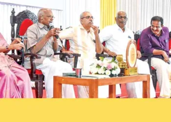 സമാദരണ സഭയില്‍ പി. നാരായണന്‍ മറുപടി പ്രസംഗം നടത്തുന്നു. ഭാര്യ രാജേശ്വരി, എം. രാധാകൃഷ്ണന്‍,
പി. ആര്‍. ശശിധരന്‍, കെ.ബി ശ്രീകുമാര്‍, ശ്രീകുമാരി രാമചന്ദ്രന്‍ തുടങ്ങിയവര്‍ വേദിയില്‍