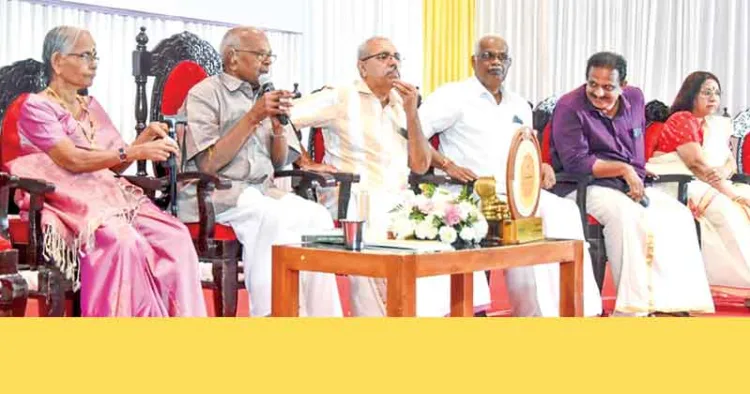 സമാദരണ സഭയില്‍ പി. നാരായണന്‍ മറുപടി പ്രസംഗം നടത്തുന്നു. ഭാര്യ രാജേശ്വരി, എം. രാധാകൃഷ്ണന്‍,
പി. ആര്‍. ശശിധരന്‍, കെ.ബി ശ്രീകുമാര്‍, ശ്രീകുമാരി രാമചന്ദ്രന്‍ തുടങ്ങിയവര്‍ വേദിയില്‍