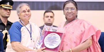 ന്യൂദല്‍ഹി വിജ്ഞാന്‍ ഭവനില്‍ നടന്ന 'ഭാരതി' നാരിയില്‍ നിന്ന് നാരായണിയിലേക്ക് ദേശീയ സമ്മേളനത്തിന്റെ സമാപനസമ്മേളനം ഉദ്ഘാടനം ചെയ്യാനെത്തിയ രാഷ്ട്രപതി ദ്രൗപദി മുര്‍മുവിന് രാഷ്ട്രസേവികസമിതി പ്രമുഖ് സഞ്ചാലിക
വി. ശാന്തകുമാരി ഉപഹാരം സമര്‍പ്പിക്കുന്നു