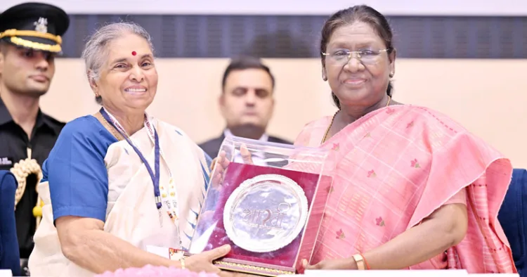 ന്യൂദല്‍ഹി വിജ്ഞാന്‍ ഭവനില്‍ നടന്ന 'ഭാരതി' നാരിയില്‍ നിന്ന് നാരായണിയിലേക്ക് ദേശീയ സമ്മേളനത്തിന്റെ സമാപനസമ്മേളനം ഉദ്ഘാടനം ചെയ്യാനെത്തിയ രാഷ്ട്രപതി ദ്രൗപദി മുര്‍മുവിന് രാഷ്ട്രസേവികസമിതി പ്രമുഖ് സഞ്ചാലിക
വി. ശാന്തകുമാരി ഉപഹാരം സമര്‍പ്പിക്കുന്നു