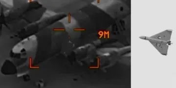 യുകെ വ്യോമബേസ് തകര്‍ത്ത ഷാഹെദ് ചാവേര്‍ ഡ്രോണ്‍ (വലത്ത്) ഇറാഖിലെ യുകെ വ്യോമബേസ് (ഇടത്ത്)