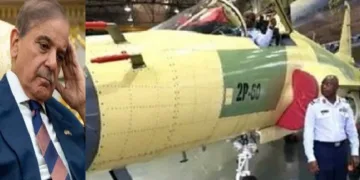 തലയില്‍ കൈവെച്ചിരിക്കുന്ന പാക് പ്രധാനമന്ത്രി ഷെഹ്ബാസ് ഷെരീഫ് (ഇടത്ത്) നൈജീരിയയുടെ വ്യോമസേനയില്‍ പ്രവര്‍ത്തിക്കാതെ പണിമുടക്കിയിരിക്കുന്ന ചൈനയുടെ ജെഎഫ് 17 യുദ്ധവിമാനം (വലത്ത്)