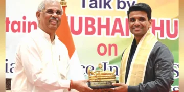 ലോക്ഭവനില്‍ എത്തിയ ശുഭാംശു ശുക്ലയ്ക്ക് ഗവര്‍ണര്‍ രാജേന്ദ്ര വിശ്വനാഥ് ആര്‍ലേക്കര്‍ ശ്രീപദ്മനാഭ സ്വാമിയുടെ വിഗ്രഹം ഉപഹാരമായി നല്‍കുന്നു