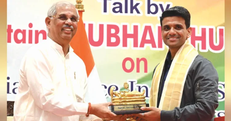 ലോക്ഭവനില്‍ എത്തിയ ശുഭാംശു ശുക്ലയ്ക്ക് ഗവര്‍ണര്‍ രാജേന്ദ്ര വിശ്വനാഥ് ആര്‍ലേക്കര്‍ ശ്രീപദ്മനാഭ സ്വാമിയുടെ വിഗ്രഹം ഉപഹാരമായി നല്‍കുന്നു