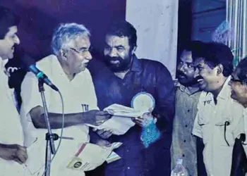 കാലടി ഗവ. ഹൈസ്‌കൂളില്‍ പഌസ് ടു അനുവദിക്കണമെന്നാവശ്യപ്പെട്ട് 2013ല്‍ വി. ശിവന്‍കുട്ടിയുടെ നേതൃത്വത്തില്‍ മുഖ്യമന്ത്രി ഉമ്മന്‍ചാണ്ടിക്ക് നിവേദനം നല്‍കുന്നു (ഫയല്‍ ചിത്രം)