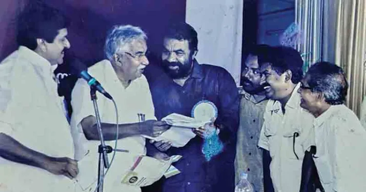 കാലടി ഗവ. ഹൈസ്‌കൂളില്‍ പഌസ് ടു അനുവദിക്കണമെന്നാവശ്യപ്പെട്ട് 2013ല്‍ വി. ശിവന്‍കുട്ടിയുടെ നേതൃത്വത്തില്‍ മുഖ്യമന്ത്രി ഉമ്മന്‍ചാണ്ടിക്ക് നിവേദനം നല്‍കുന്നു (ഫയല്‍ ചിത്രം)