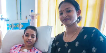 വര്‍ക്കല ട്രെയിന്‍ ആക്രമണത്തിനിരയായ ശ്രീക്കുട്ടി,
കൊച്ചി അമൃത ആശുപത്രിയിലെ ചികിത്സക്കിടെ അമ്മ
പ്രിയദര്‍ശിനിയോടൊപ്പം