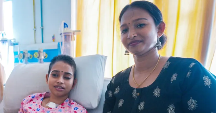 വര്‍ക്കല ട്രെയിന്‍ ആക്രമണത്തിനിരയായ ശ്രീക്കുട്ടി,
കൊച്ചി അമൃത ആശുപത്രിയിലെ ചികിത്സക്കിടെ അമ്മ
പ്രിയദര്‍ശിനിയോടൊപ്പം