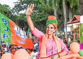 വട്ടിയൂര്‍ക്കാവിലെ ബിജെപി സ്ഥാനാര്‍ത്ഥി ആര്‍. ശ്രീലേഖ തെരഞ്ഞെടുപ്പ് പ്രചരണത്തിനിടയില്‍