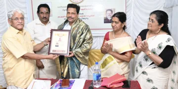 ശ്രുതിസാഗരം പുരസ്കാരം കാന്തള്ളൂര്സഭ അദ്ധ്യക്ഷന് പ്രൊഫ. പി.സി. മുരളീമാധവന് മുല്ലമംഗലം നാരായണന് നമ്പൂതിരിക്ക് സമര്പ്പിക്കുന്നു
