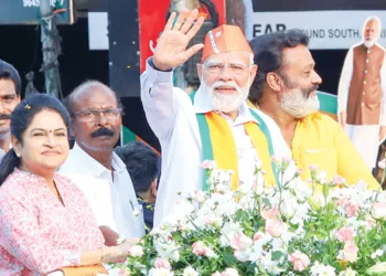 തൃശൂരില്‍ പ്രധാനമന്ത്രി നരേന്ദ്രമോദി റോഡ് ഷോയ്ക്ക് നേതൃത്വം നല്‍കുന്നു. എന്‍ഡിഎ സ്ഥാനാര്‍ത്ഥികളായ
പത്മജ വേണുഗോപാല്‍, കെ.കെ. അനീഷ് കുമാര്‍, സി.സി. മുകുന്ദന്‍, കേന്ദ്രമന്ത്രി സുരേഷ് ഗോപി എന്നിവര്‍ സമീപം