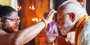 മധുര തിരുപ്രംകുണ്ഡ്രം സുബ്രഹ്‌മണ്യസ്വാമി ക്ഷേത്രത്തില്‍ ദല്‍ശനം നടത്തിയ പ്രധാനമന്ത്രി നരേന്ദ്രമോദിയെ പ്രസാദം തൊടുവിക്കുന്നു