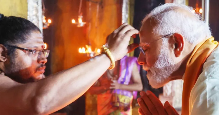 മധുര തിരുപ്രംകുണ്ഡ്രം സുബ്രഹ്‌മണ്യസ്വാമി ക്ഷേത്രത്തില്‍ ദല്‍ശനം നടത്തിയ പ്രധാനമന്ത്രി നരേന്ദ്രമോദിയെ പ്രസാദം തൊടുവിക്കുന്നു