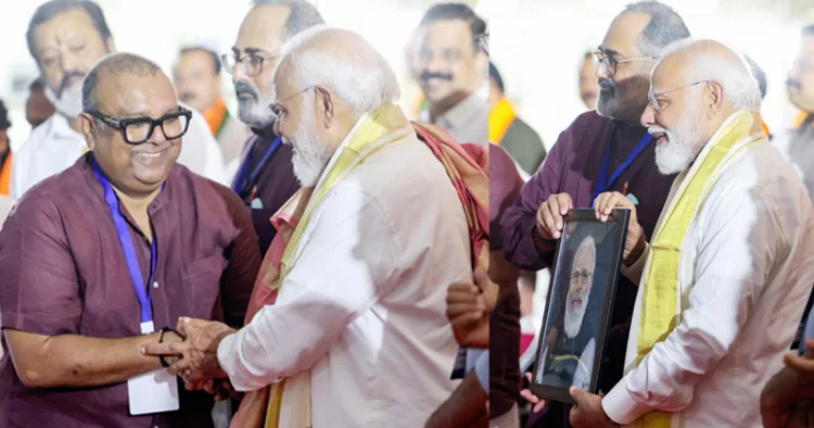 (1) ബിഡിജെഎസ് അധ്യക്ഷന്‍ തുഷാര്‍ വെള്ളാപ്പള്ളിയും പ്രധാനമന്ത്രിയും സമ്മേളന വേദിയില്‍, (2) കൊച്ചിയിലെ സമ്മേളന വേദിയില്‍ വെച്ച് ബിജെപി സംസ്ഥാന അധ്യക്ഷന്‍ രാജീവ് ചന്ദ്രശേഖര്‍ പ്രധാനമന്ത്രിക്ക് ചിത്രം സമ്മാനിക്കുന്നു