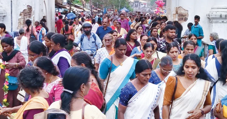 പൊങ്കാലയര്‍പ്പിക്കാന്‍ ശ്രീ പത്മനാഭസ്വാമി ക്ഷേത്ര നടയില്‍ എത്തിയ ഭക്തരുടെ തിരക്ക്‌