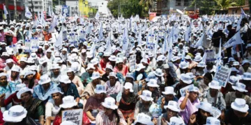 ശമ്പള വര്‍ധന ആവശ്യപ്പെട്ട് സെക്രട്ടേറിയറ്റിനു മുന്നില്‍ യുണൈറ്റഡ് നഴ്‌സസ് അസോസിയേഷന്റെ (യുഎന്‍എ)
നേതൃത്വത്തില്‍ നഴ്‌സുമാര്‍ നടത്തിയ ധര്‍ണ
