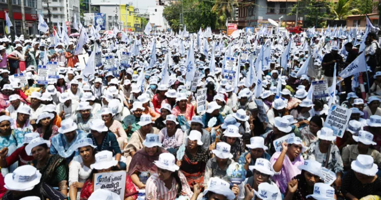 ശമ്പള വര്‍ധന ആവശ്യപ്പെട്ട് സെക്രട്ടേറിയറ്റിനു മുന്നില്‍ യുണൈറ്റഡ് നഴ്‌സസ് അസോസിയേഷന്റെ (യുഎന്‍എ)
നേതൃത്വത്തില്‍ നഴ്‌സുമാര്‍ നടത്തിയ ധര്‍ണ