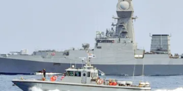 നാവികസേന സുരക്ഷയില് ഭാരതത്തിലേക്കുള്ള ചരക്കുകപ്പല് ഹോര്മൂസ് കടലിടുക്ക് കടക്കുന്നു