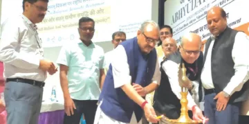 വിഭാവാണി സംഘടിപ്പിക്കുന്ന അഭ്യുദയ ദേശീയസമ്മേളനം വിശ്വകര്‍മ സ്‌കില്‍ യൂണിവേഴ്സിറ്റി വിസി പ്രൊഫ. ദിനേശ് കുമാര്‍, വിജ്ഞാന്‍ ഭാരതി സംഘടനാ സെക്രട്ടറി ഡോ. ശിവകുമാര്‍ ശര്‍മ്മ എന്നിവര്‍ ചേര്‍ന്ന് ഉദ്ഘാടനം ചെയ്യുന്നു