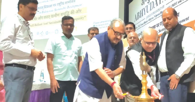 വിഭാവാണി സംഘടിപ്പിക്കുന്ന അഭ്യുദയ ദേശീയസമ്മേളനം വിശ്വകര്‍മ സ്‌കില്‍ യൂണിവേഴ്സിറ്റി വിസി പ്രൊഫ. ദിനേശ് കുമാര്‍, വിജ്ഞാന്‍ ഭാരതി സംഘടനാ സെക്രട്ടറി ഡോ. ശിവകുമാര്‍ ശര്‍മ്മ എന്നിവര്‍ ചേര്‍ന്ന് ഉദ്ഘാടനം ചെയ്യുന്നു