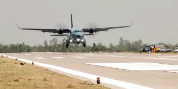 സുല്‍ത്താന്‍പൂരില്‍ വ്യോമസേന നടത്തിയ അഭ്യാസ പ്രകടനത്തില്‍ ഐഎഎഫ് എഎന്‍-32 വിമാനം പൂര്‍വാഞ്ചല്‍ എക്‌സ്പ്രസ് വേയില്‍ ലാന്‍ഡ് ചെയ്ന്നു