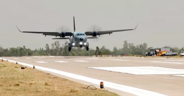 സുല്‍ത്താന്‍പൂരില്‍ വ്യോമസേന നടത്തിയ അഭ്യാസ പ്രകടനത്തില്‍ ഐഎഎഫ് എഎന്‍-32 വിമാനം പൂര്‍വാഞ്ചല്‍ എക്‌സ്പ്രസ് വേയില്‍ ലാന്‍ഡ് ചെയ്ന്നു