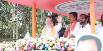 ചിത്രങ്ങൾ: കോഴിക്കോട്ട് ബേപ്പൂരിൽ ബിജെപി സ്ഥാനാർത്ഥി അഡ്വ. പ്രകാശ്ബാബുവിന്റെ റോഡ് ഷോയിൽ അമിത് ഷാ, പ്രകാശ് ബാബു, കെ.പി. ശ്രീശൻ.