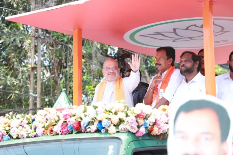 ചിത്രങ്ങൾ: കോഴിക്കോട്ട് ബേപ്പൂരിൽ ബിജെപി സ്ഥാനാർത്ഥി അഡ്വ. പ്രകാശ്ബാബുവിന്റെ റോഡ് ഷോയിൽ അമിത് ഷാ, പ്രകാശ് ബാബു, കെ.പി. ശ്രീശൻ.